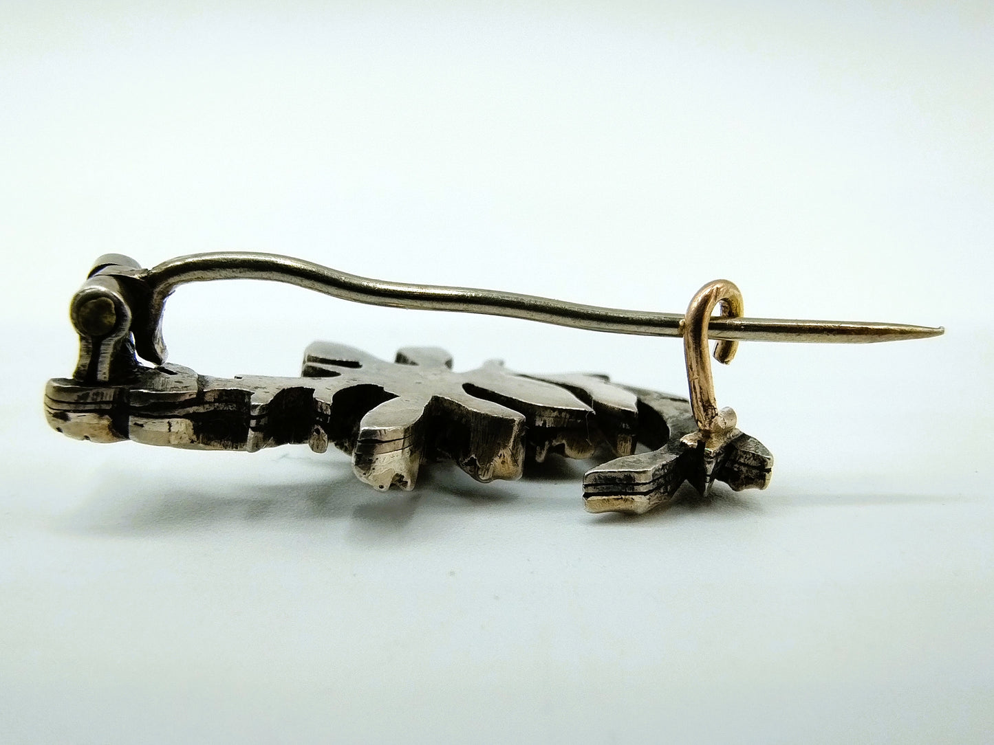 Silver/gold brooch with 5 rose diamonds