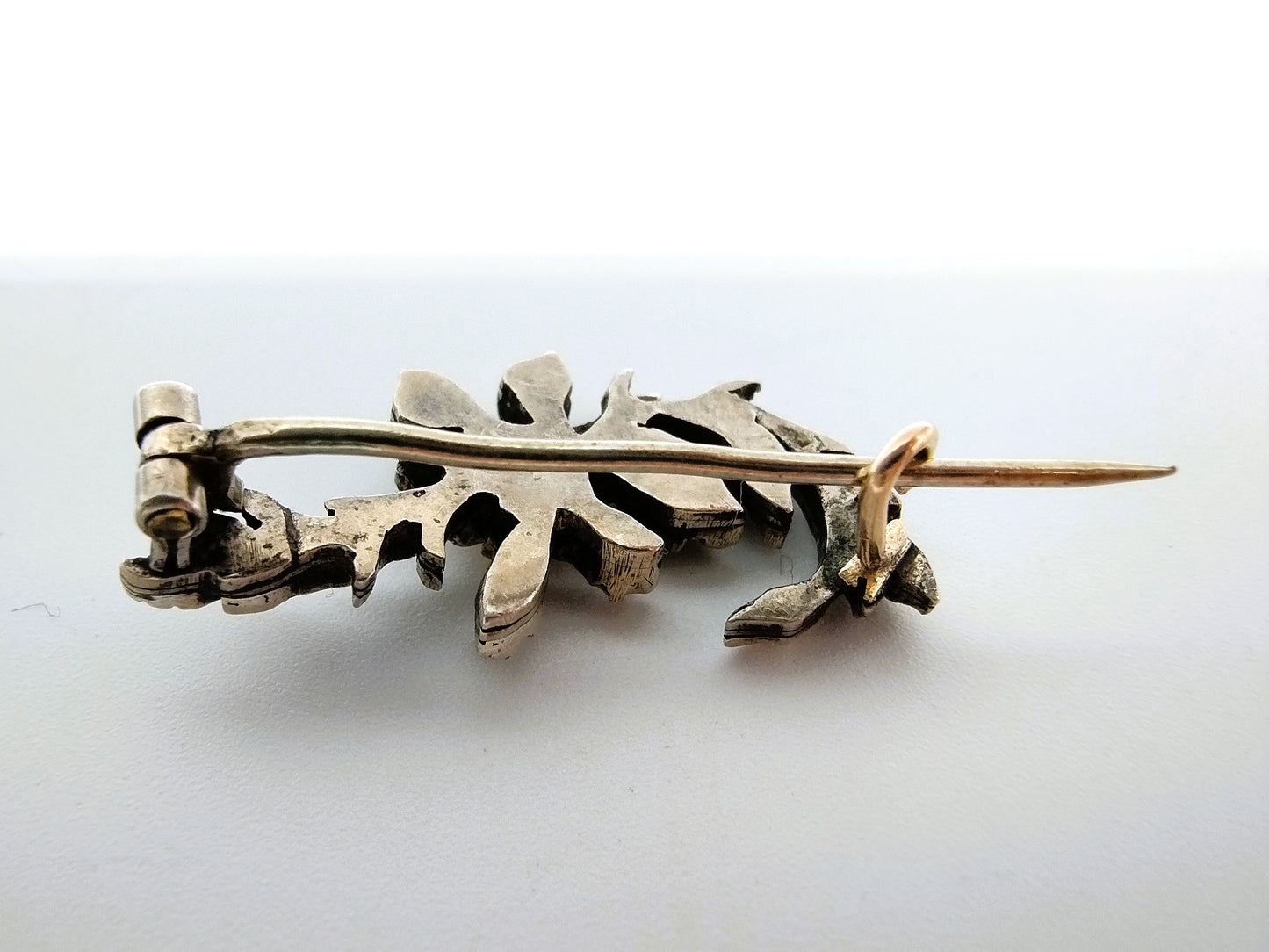 Silver/gold brooch with 5 rose diamonds