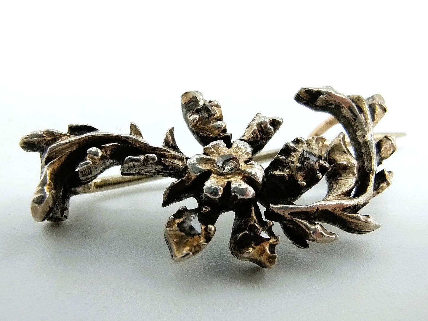 Silver/gold brooch with 5 rose diamonds