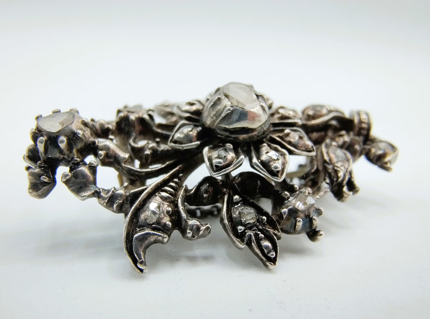 Silver/gold branch brooch set with 17 rose diamonds, 19th century