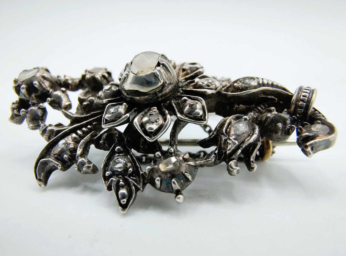 Silver/gold branch brooch set with 17 rose diamonds, 19th century