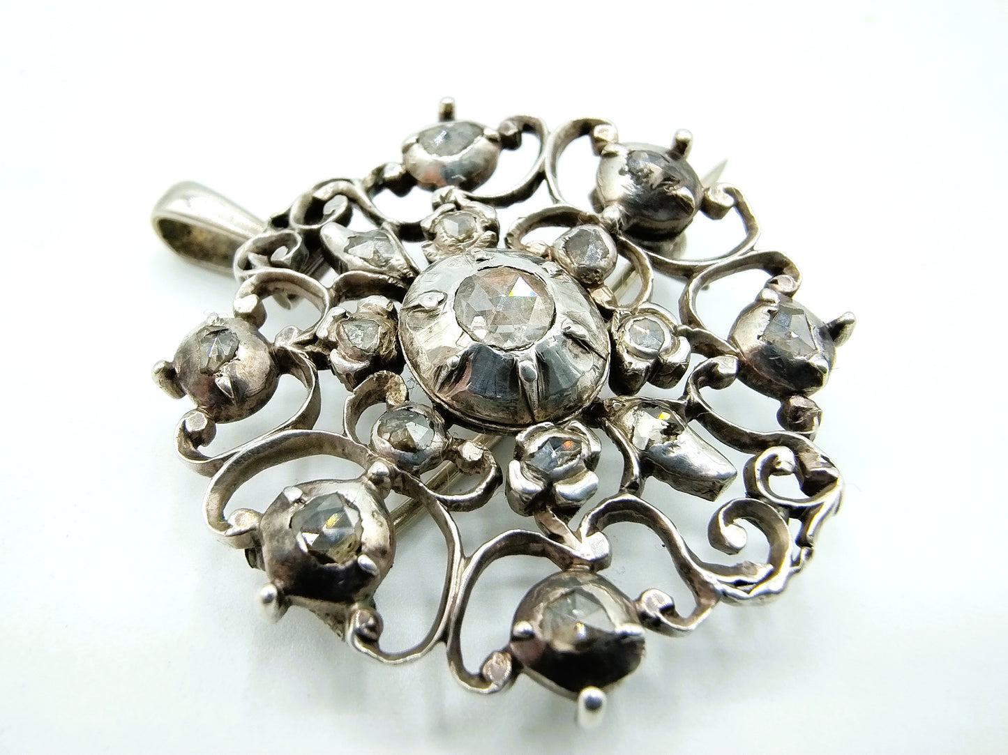 Silver pendant / brooch set with 15 rose diamonds, 19th century