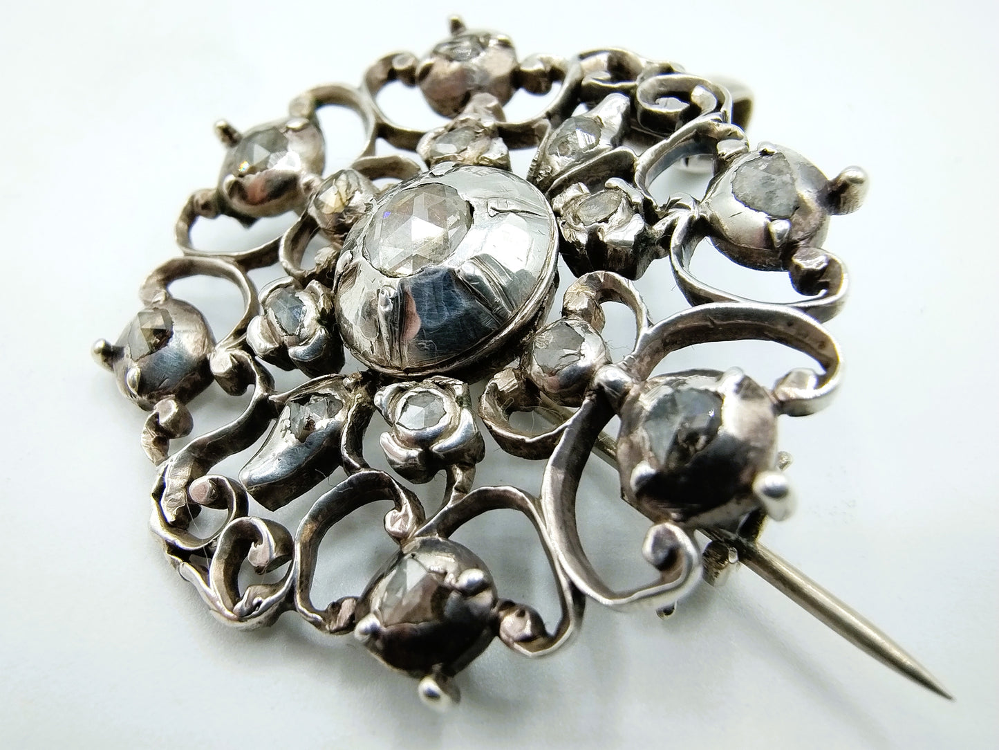 Silver pendant / brooch set with 15 rose diamonds, 19th century