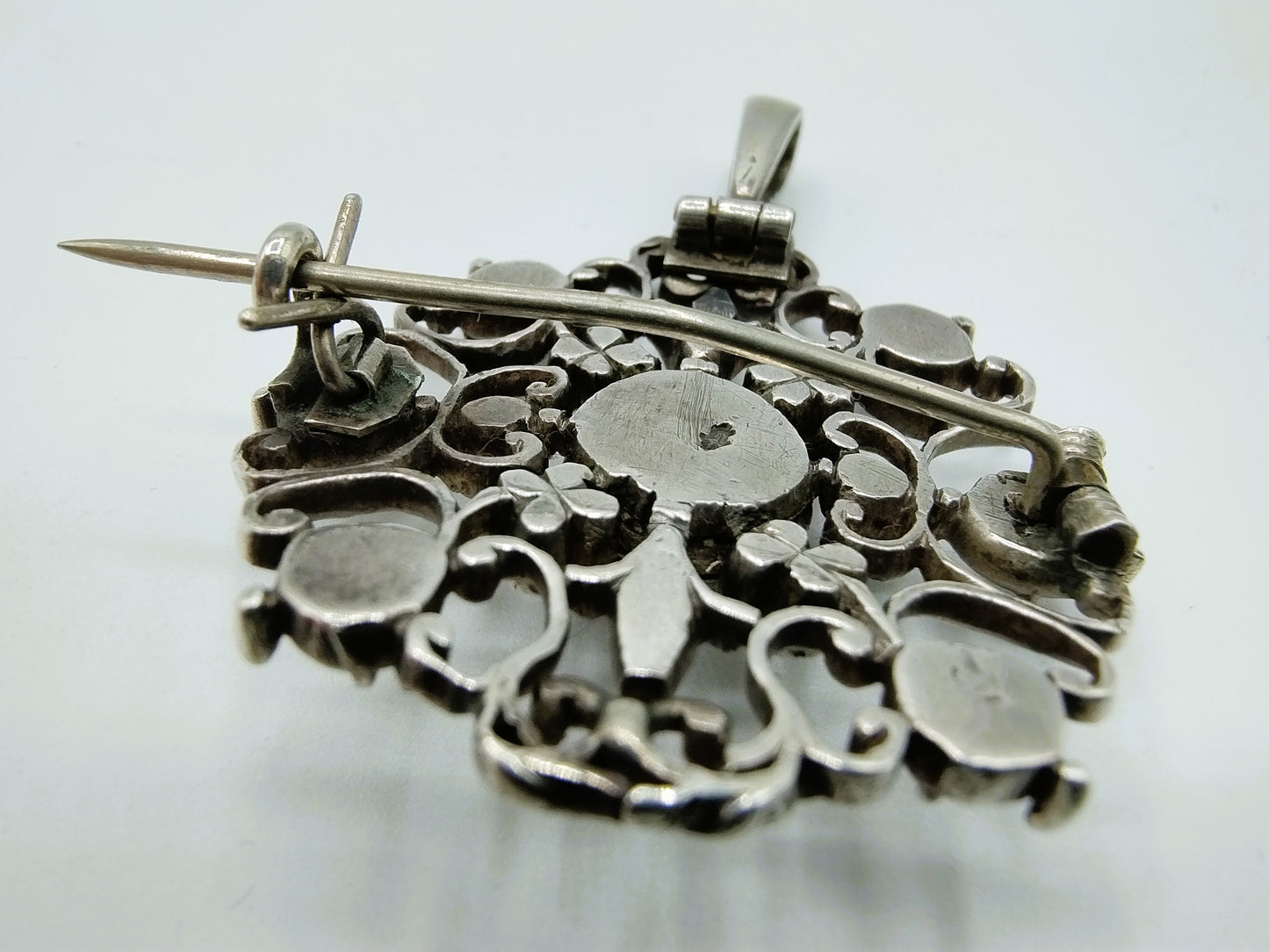 Silver pendant / brooch set with 15 rose diamonds, 19th century