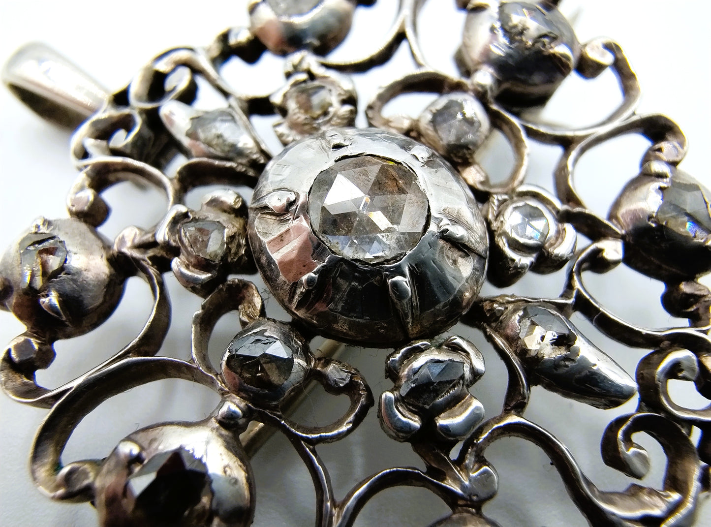 Silver pendant / brooch set with 15 rose diamonds, 19th century
