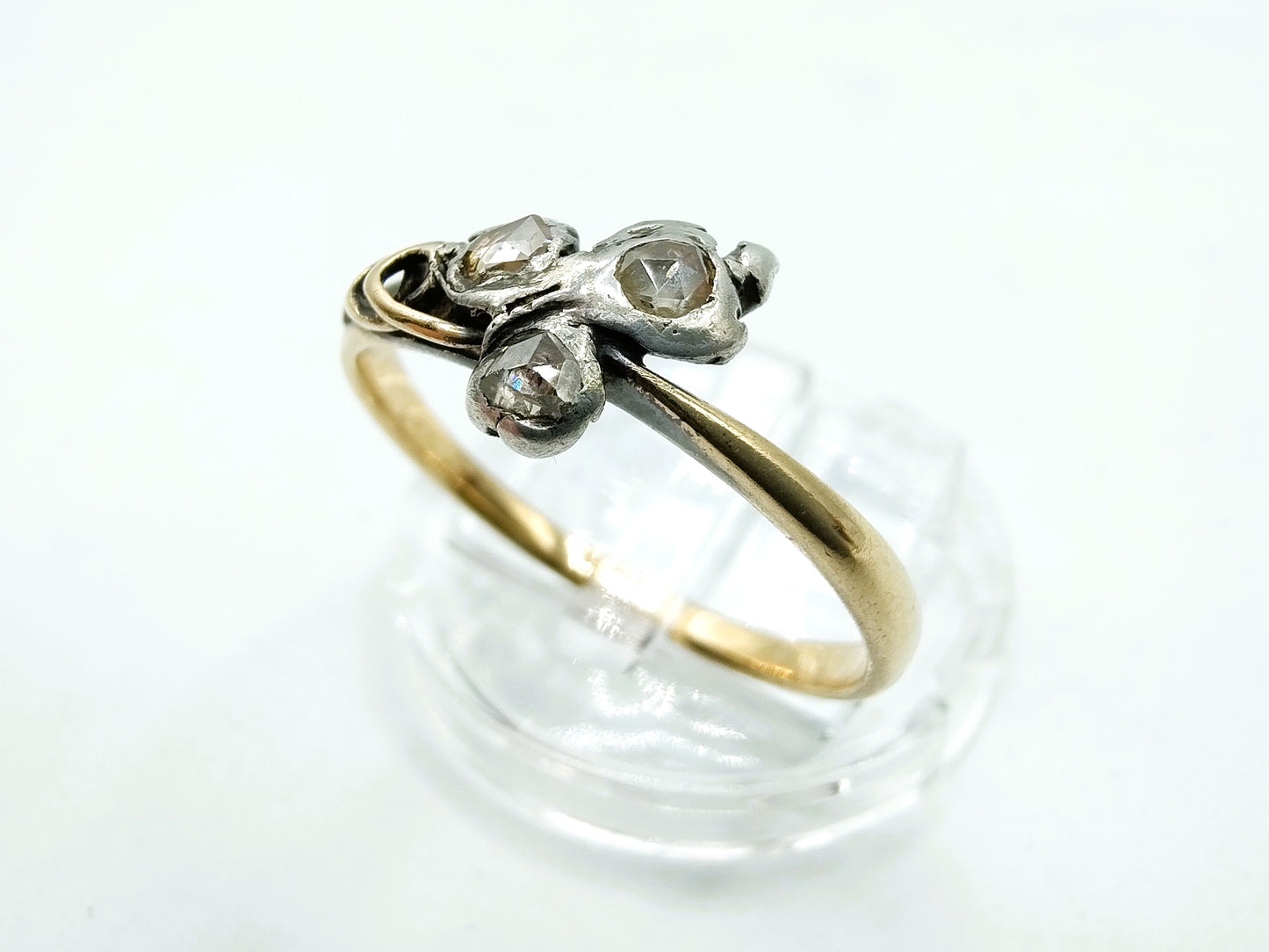 Gouden ring bezet met roosdiamanten, 19 mm.