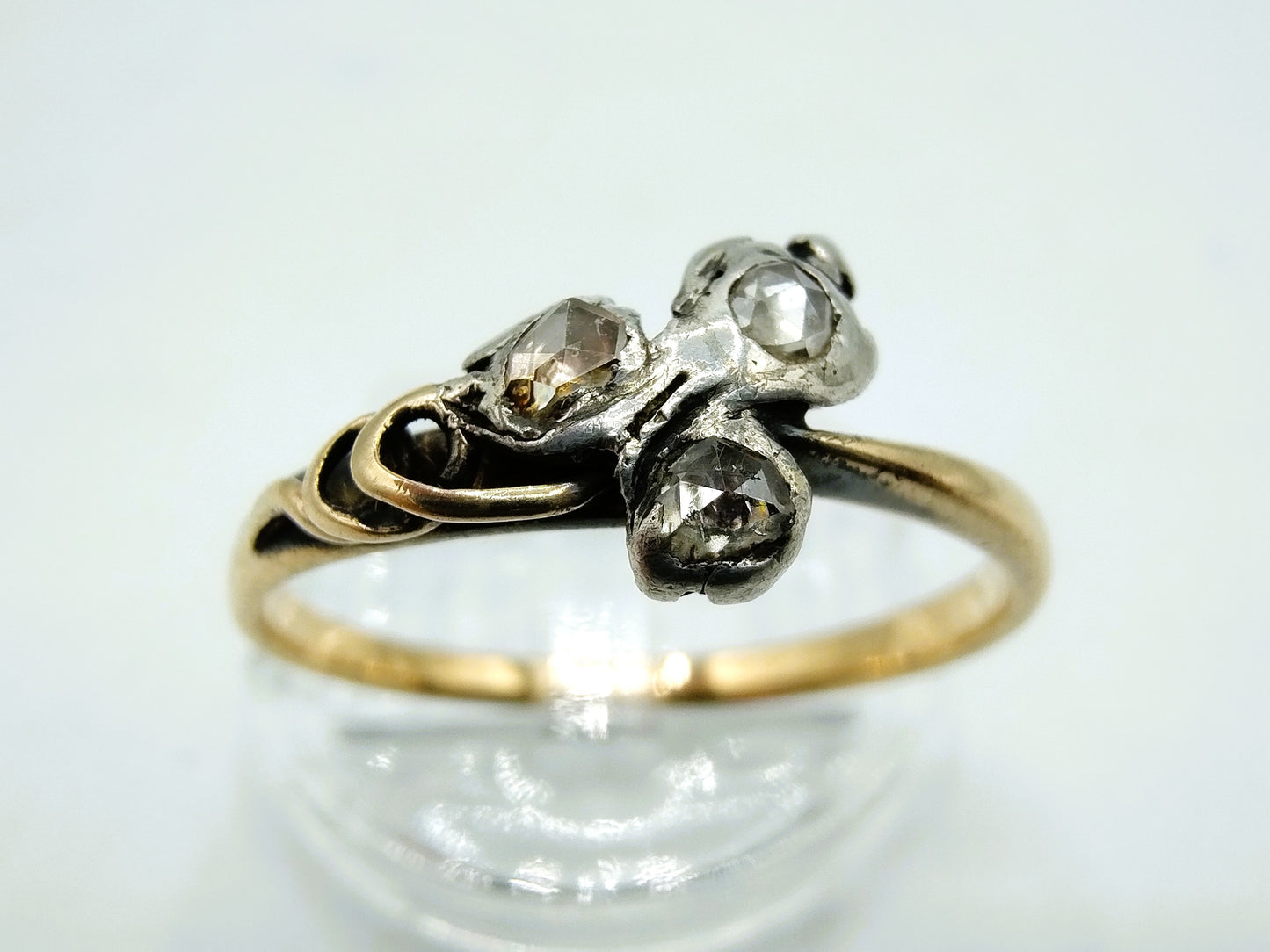 Gouden ring bezet met roosdiamanten, 19 mm.