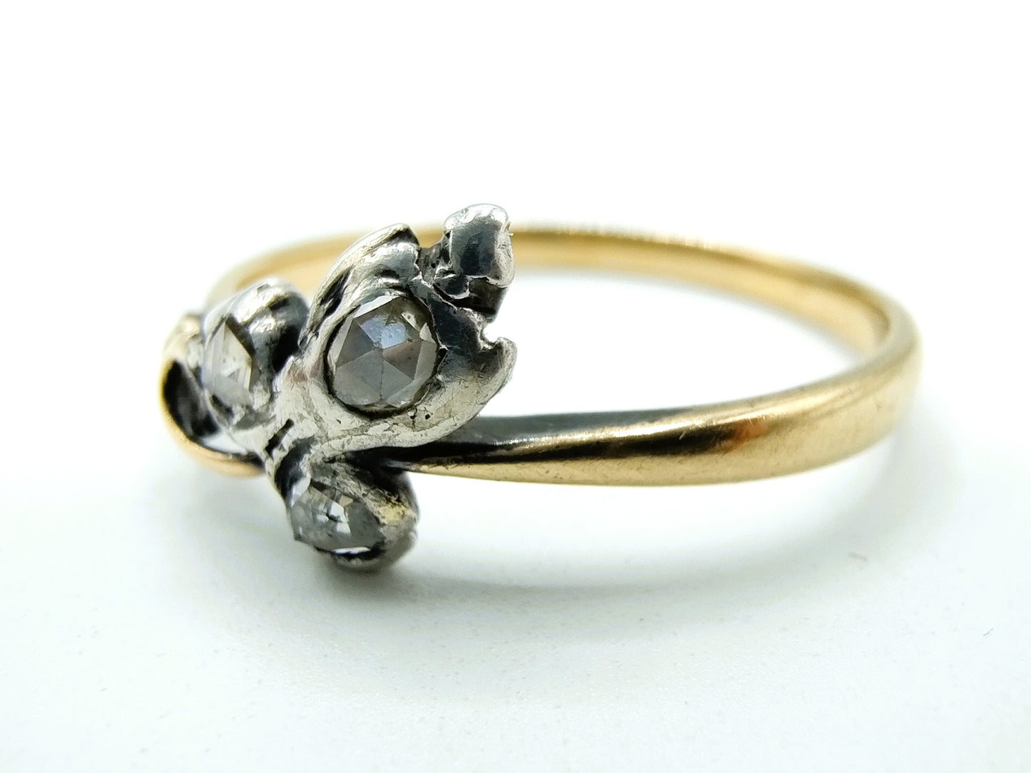 Gouden ring bezet met roosdiamanten, 19 mm.
