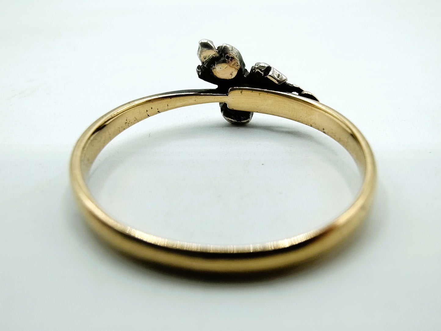 Gouden ring bezet met roosdiamanten, 19 mm.