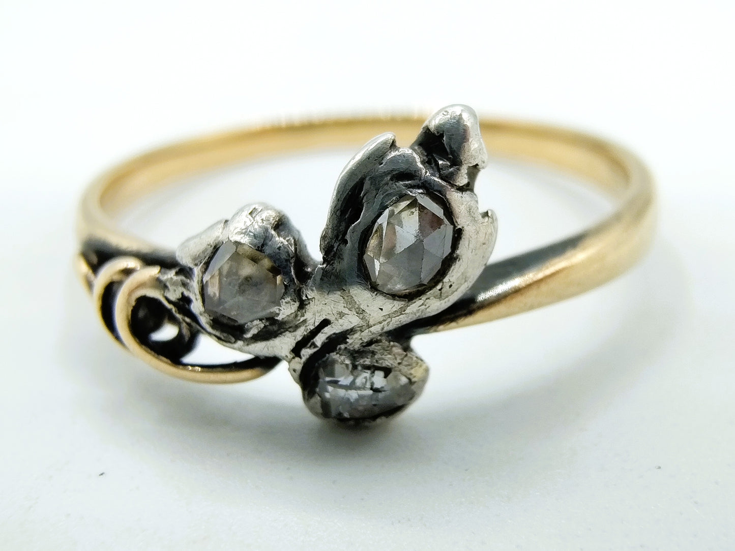 Gouden ring bezet met roosdiamanten, 19 mm.
