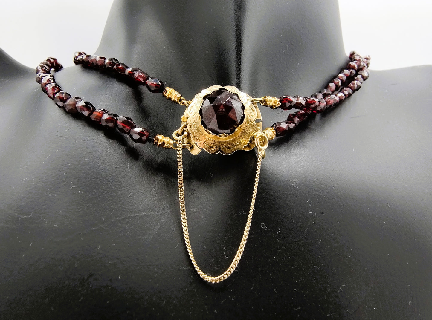 Garnet necklace with gold clasp, 50 cm.