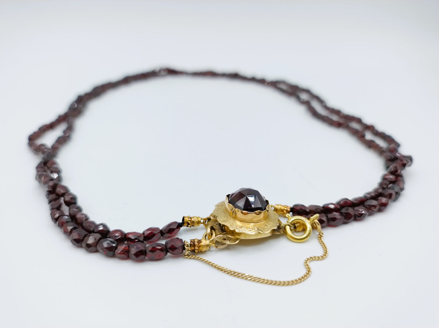 Garnet necklace with gold clasp, 50 cm.