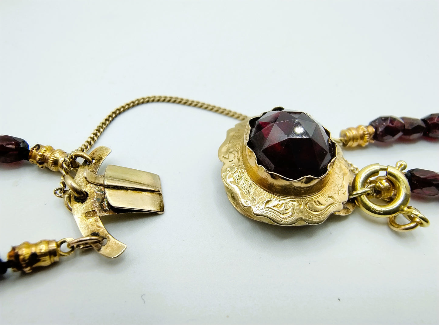 Garnet necklace with gold clasp, 50 cm.