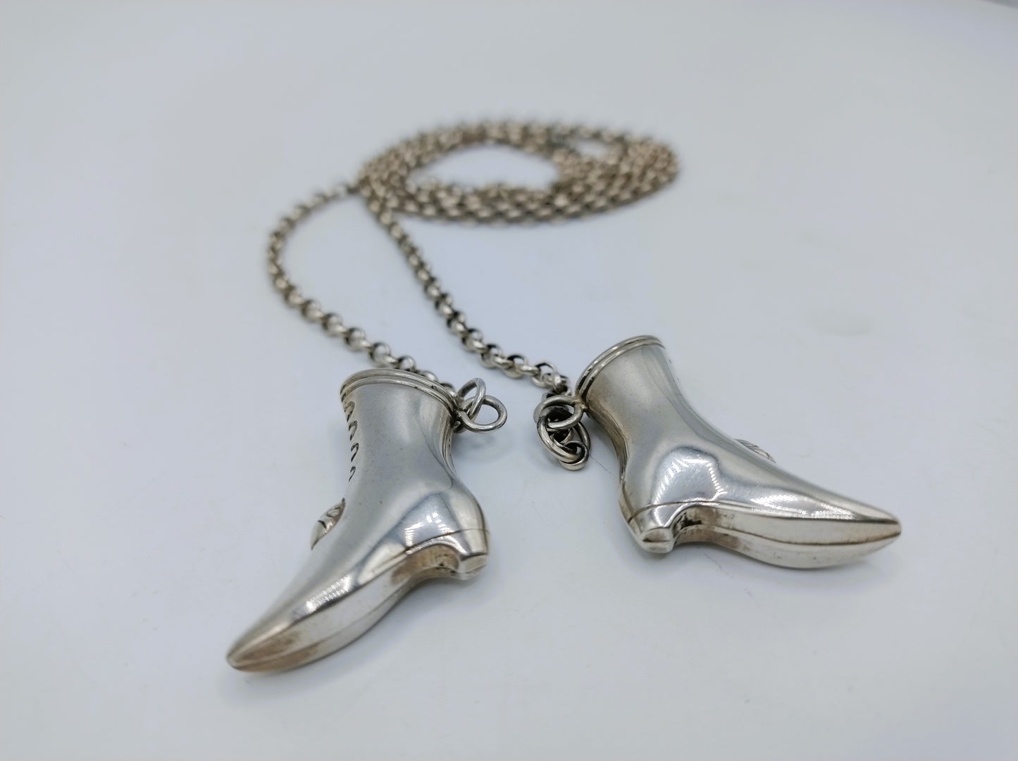 Silver jasseron chain with knitting needle caps (boots), 79 cm.