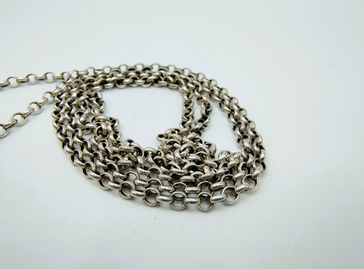 Silver jasseron chain with knitting needle caps (boots), 79 cm.