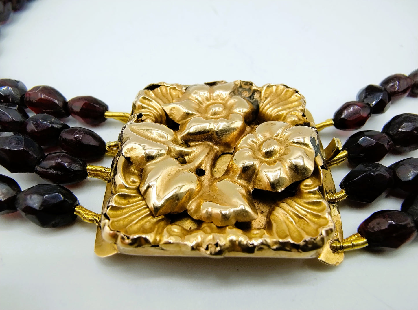 Granathalskette mit Verschluss aus 18 Karat Gold, J. de Leeuw, Goes, 36 cm