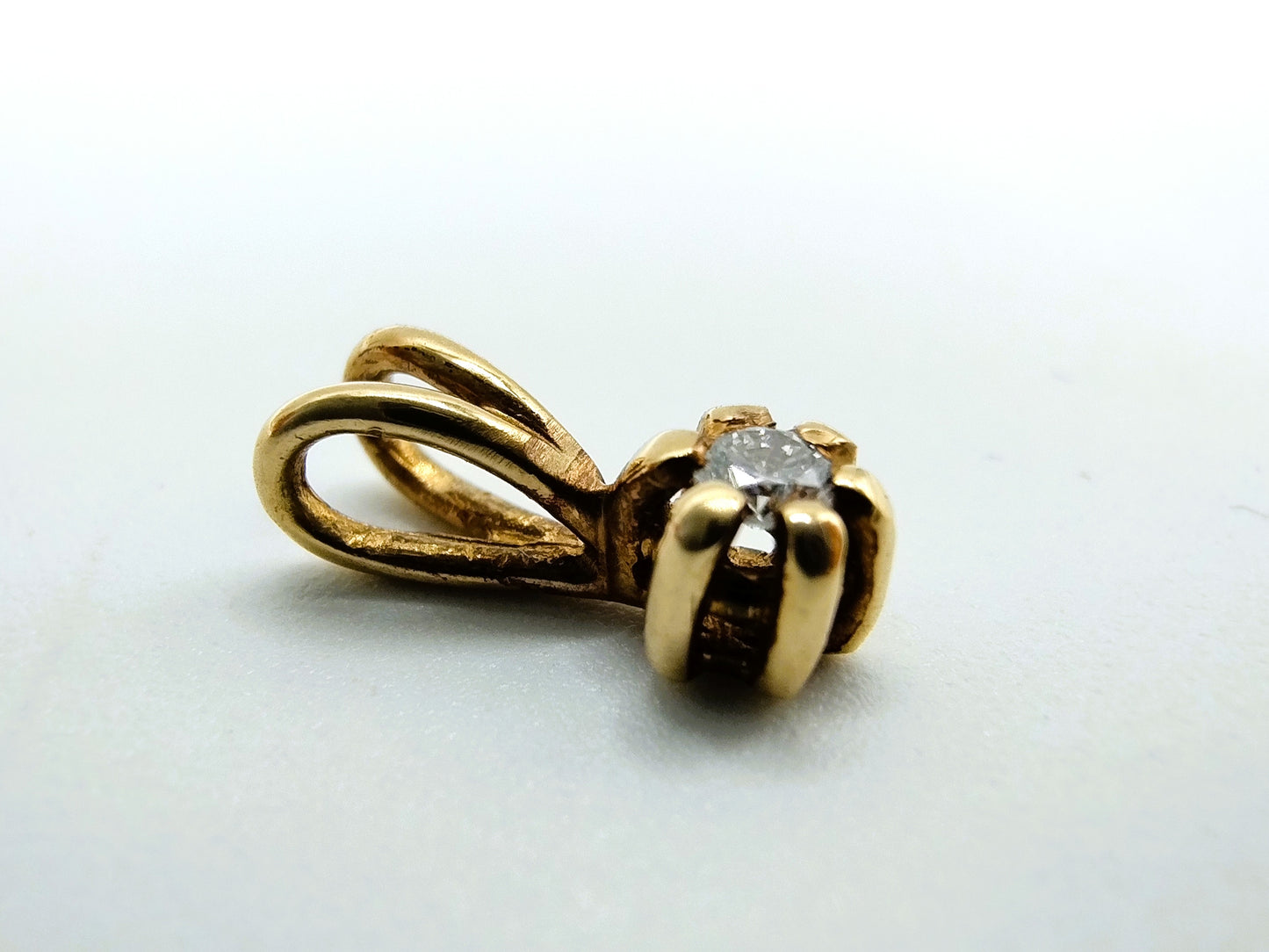 Gouden solitairhanger met diamant (0.01 ct)