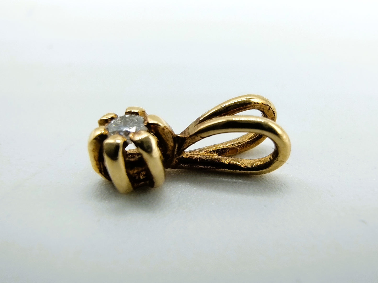 Gouden solitairhanger met diamant (0.01 ct)