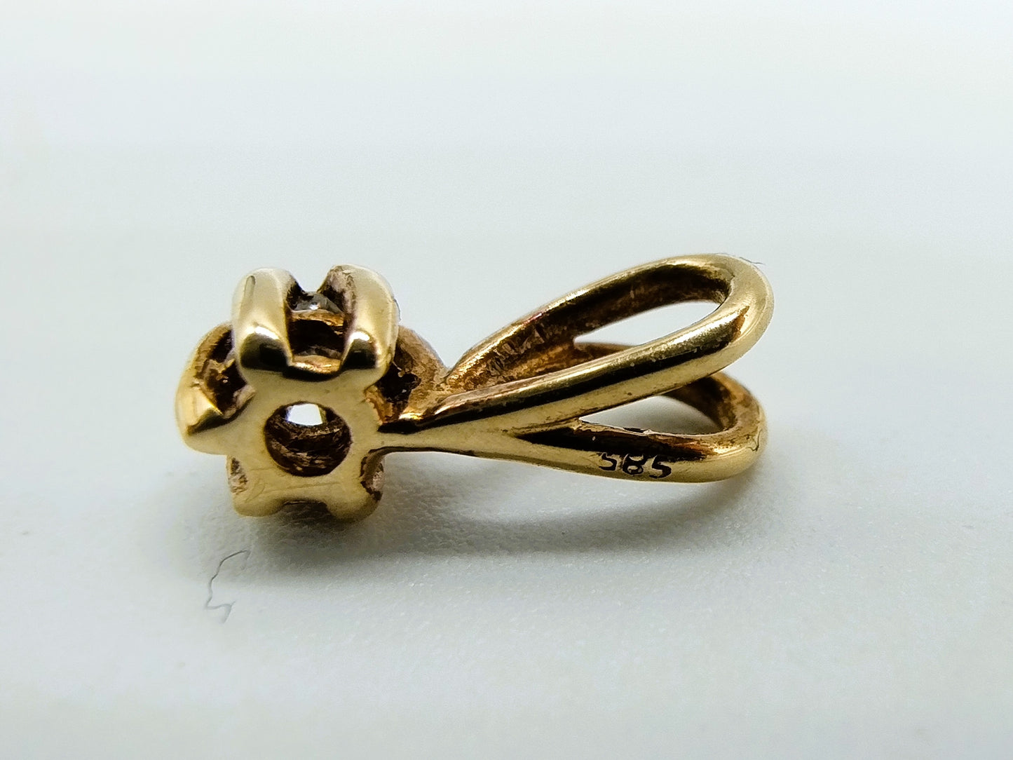 Gouden solitairhanger met diamant (0.01 ct)