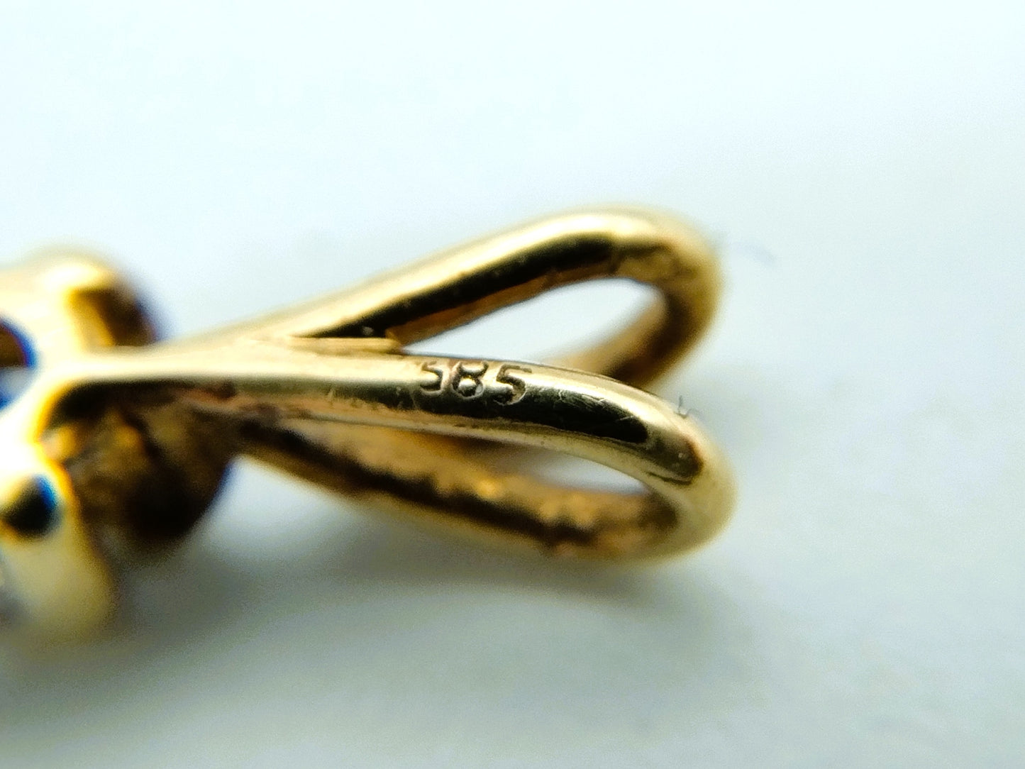 Gouden solitairhanger met diamant (0.01 ct)