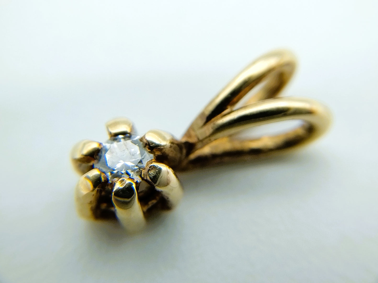Gouden solitairhanger met diamant (0.01 ct)