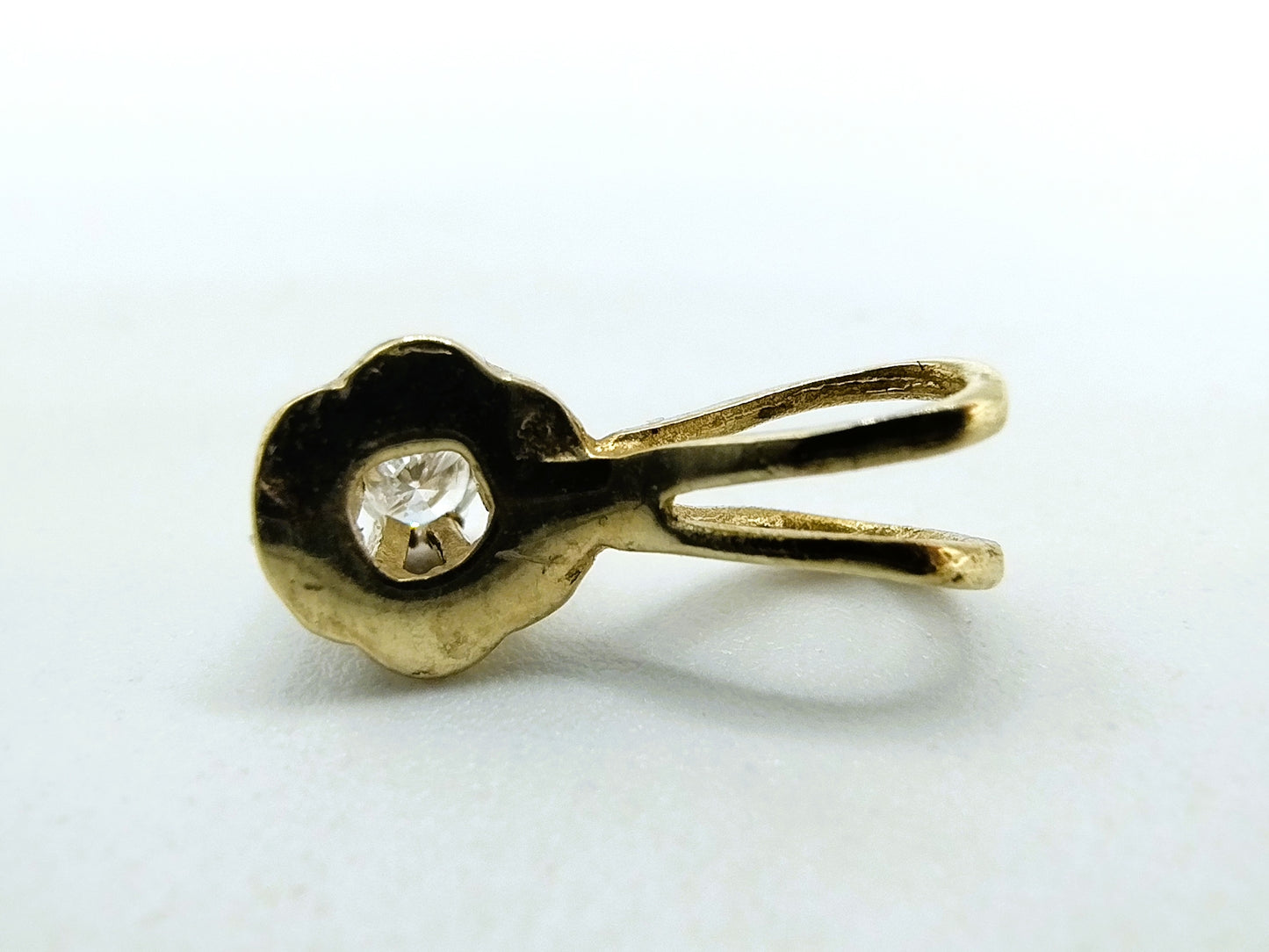 Gold solitaire pendant with diamond (0.005ct)