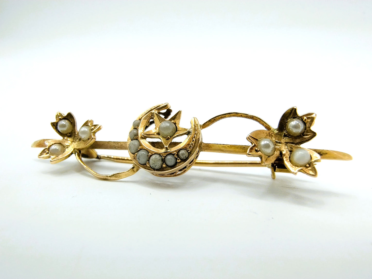 Golden brooch with natural saltwater pearls