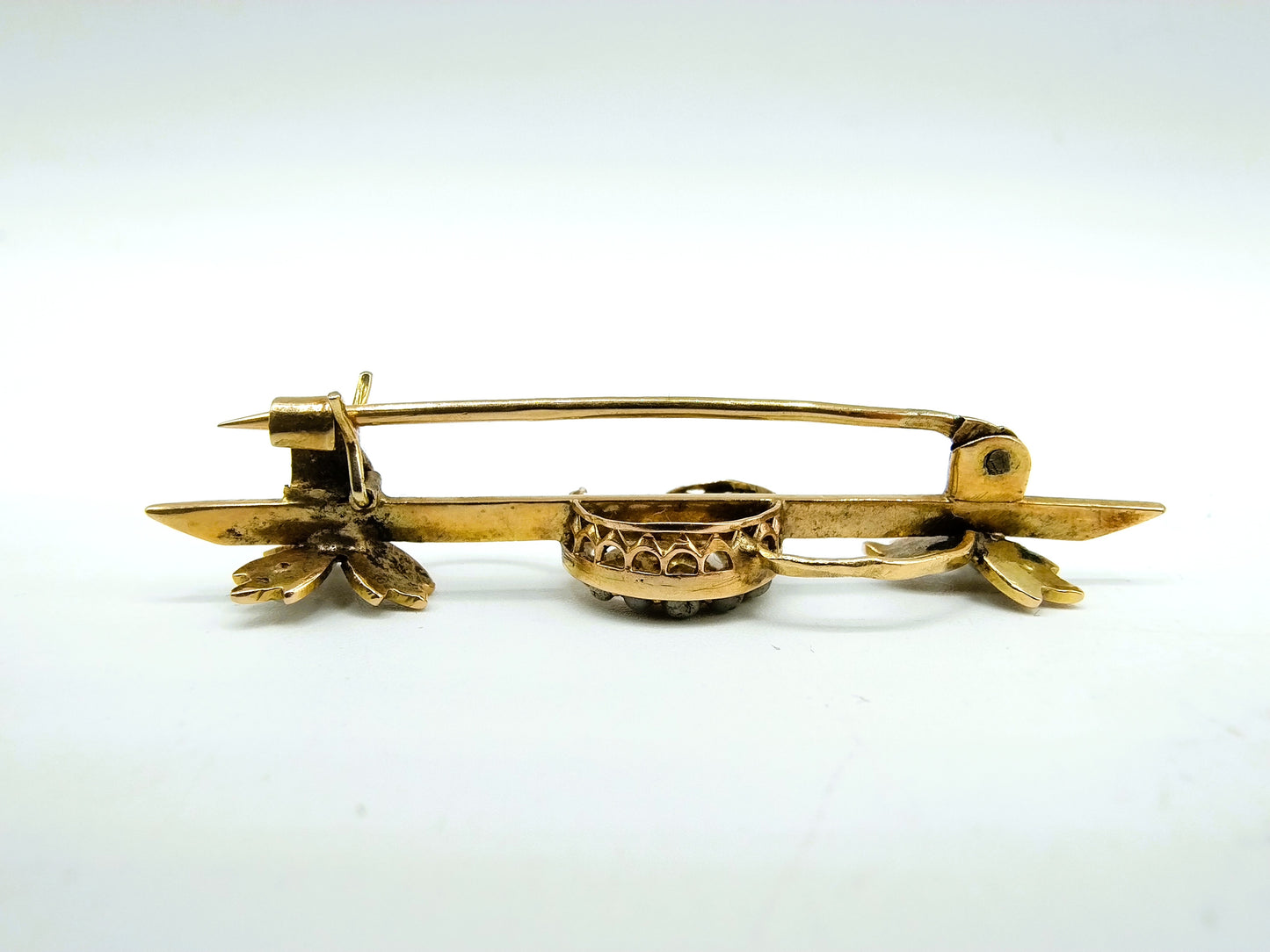 Golden brooch with natural saltwater pearls