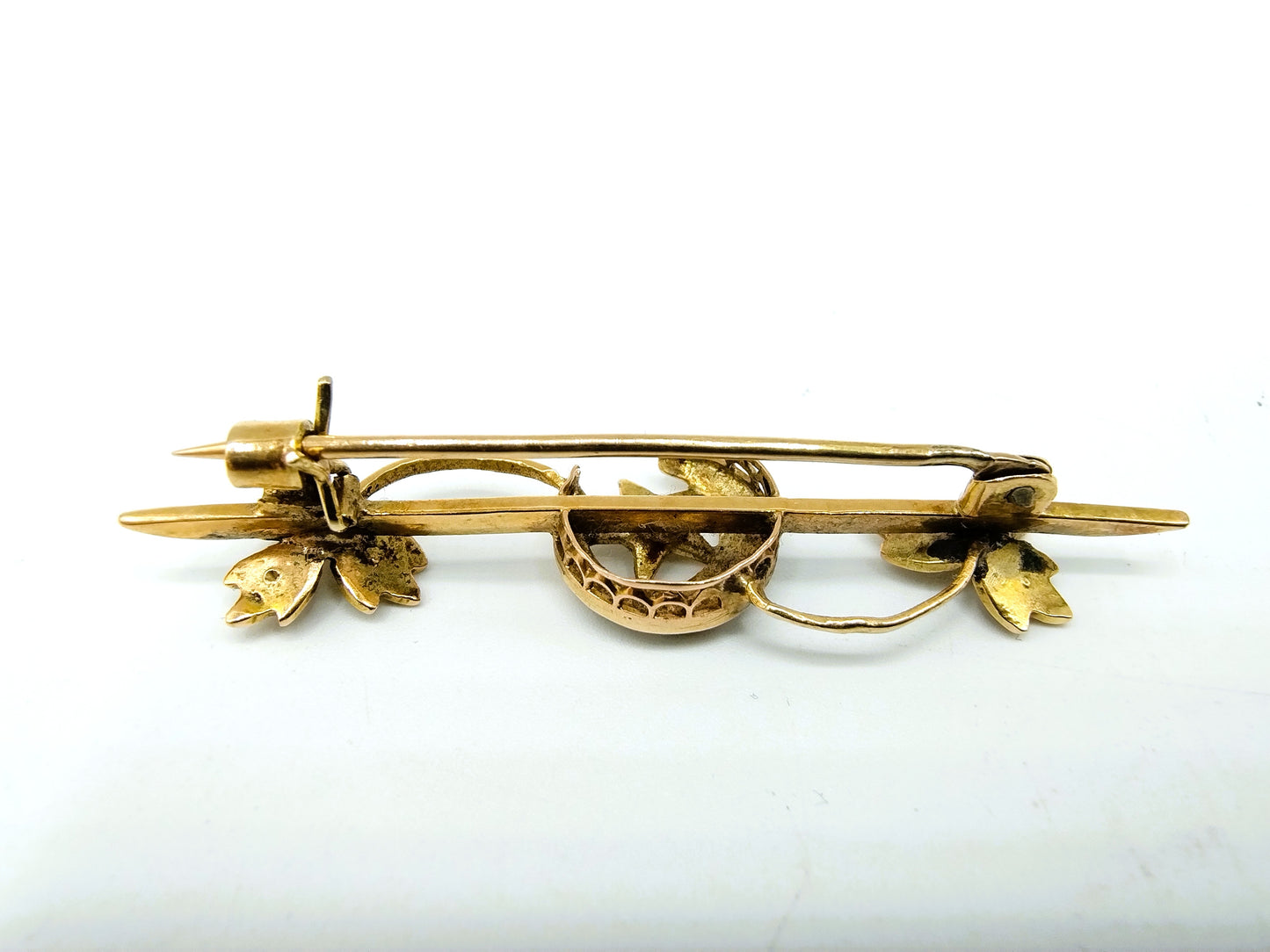 Golden brooch with natural saltwater pearls