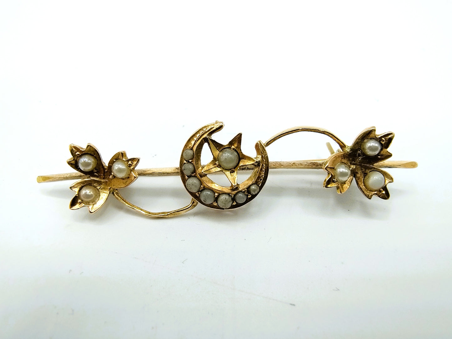 Golden brooch with natural saltwater pearls