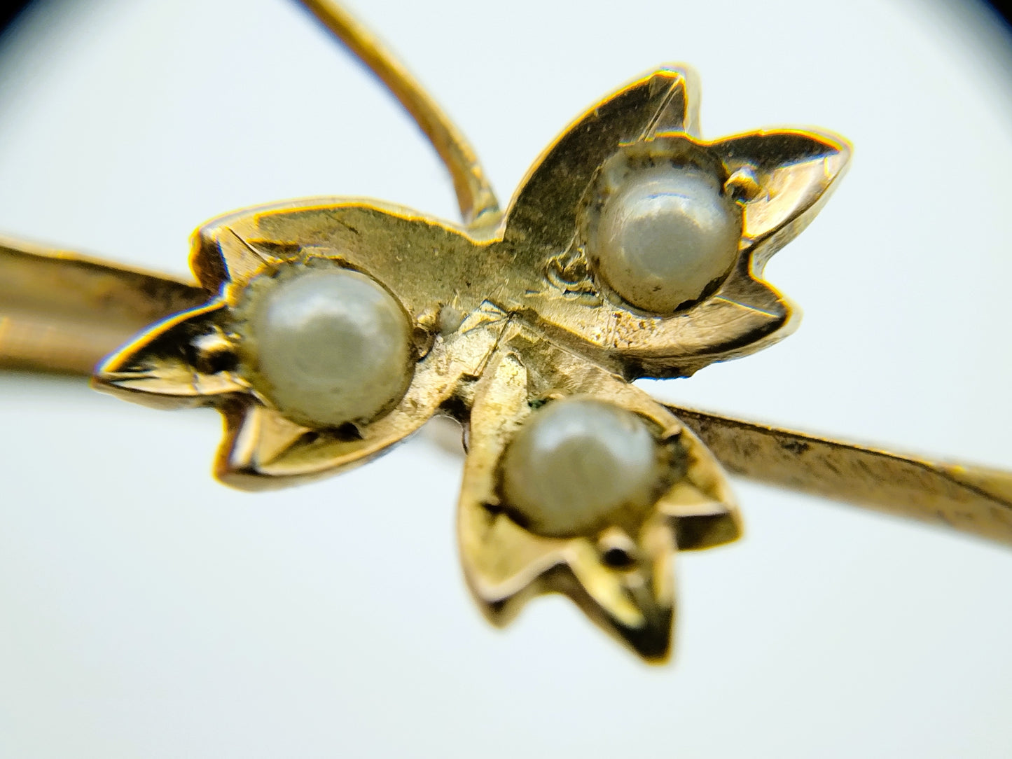 Golden brooch with natural saltwater pearls
