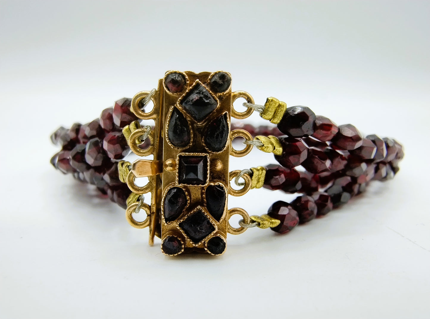 Garnet bracelet with gold clasp, 20 cm.