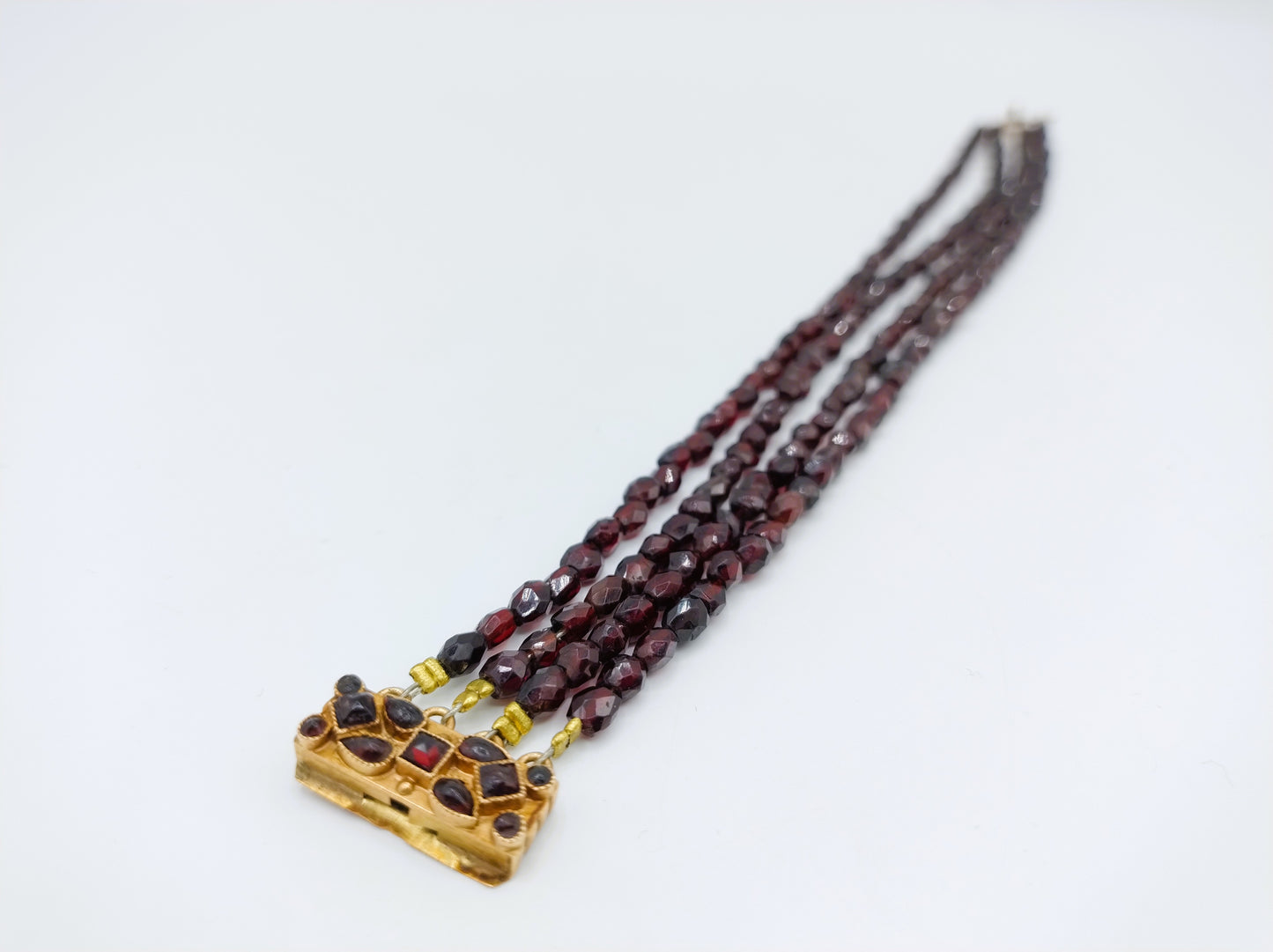 Garnet bracelet with gold clasp, 20 cm.