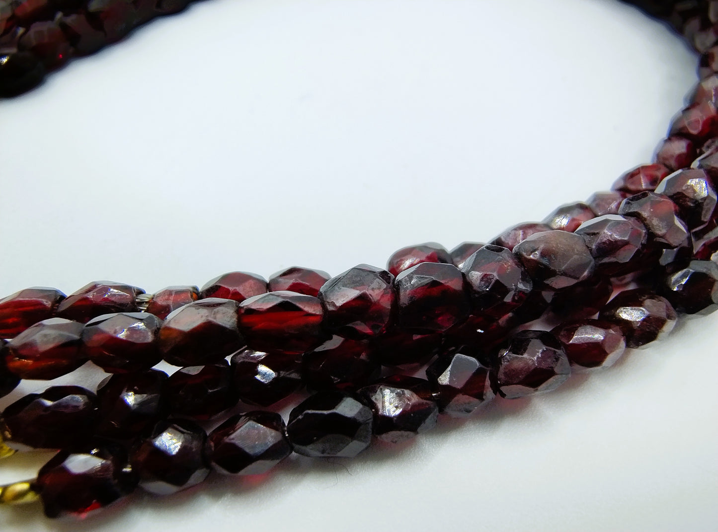 Garnet bracelet with gold clasp, 20 cm.