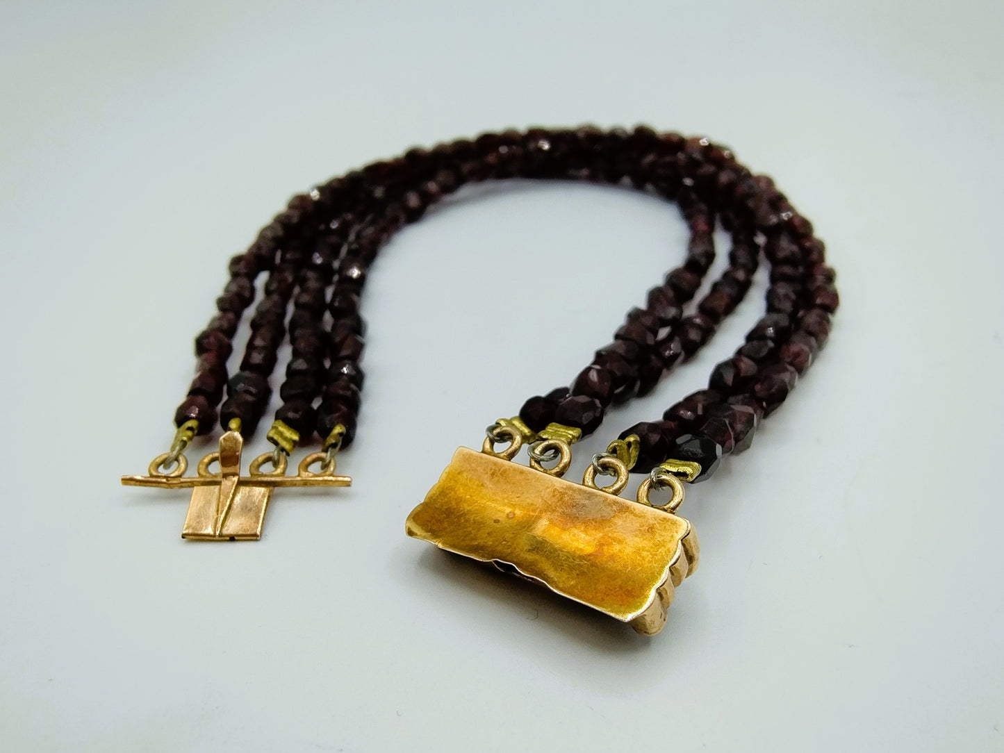 Garnet bracelet with gold clasp, 20 cm.