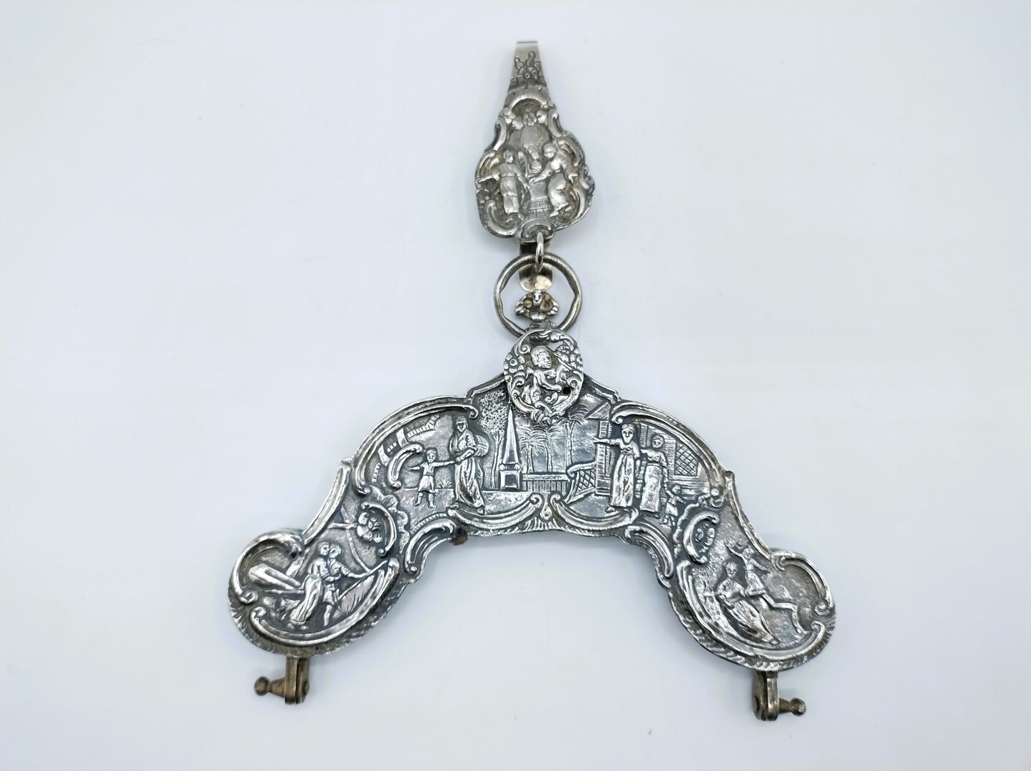 Silver bag bracket with bag hook, including GL Schuiten, Groningen, ca. 1805