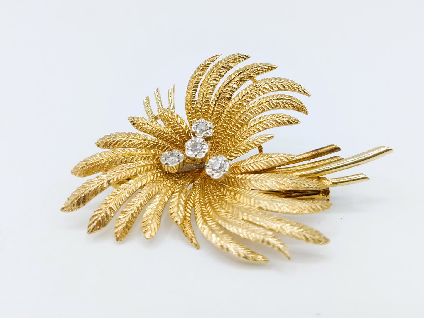 Gouden broche met 4 diamanten, 14 karaats.