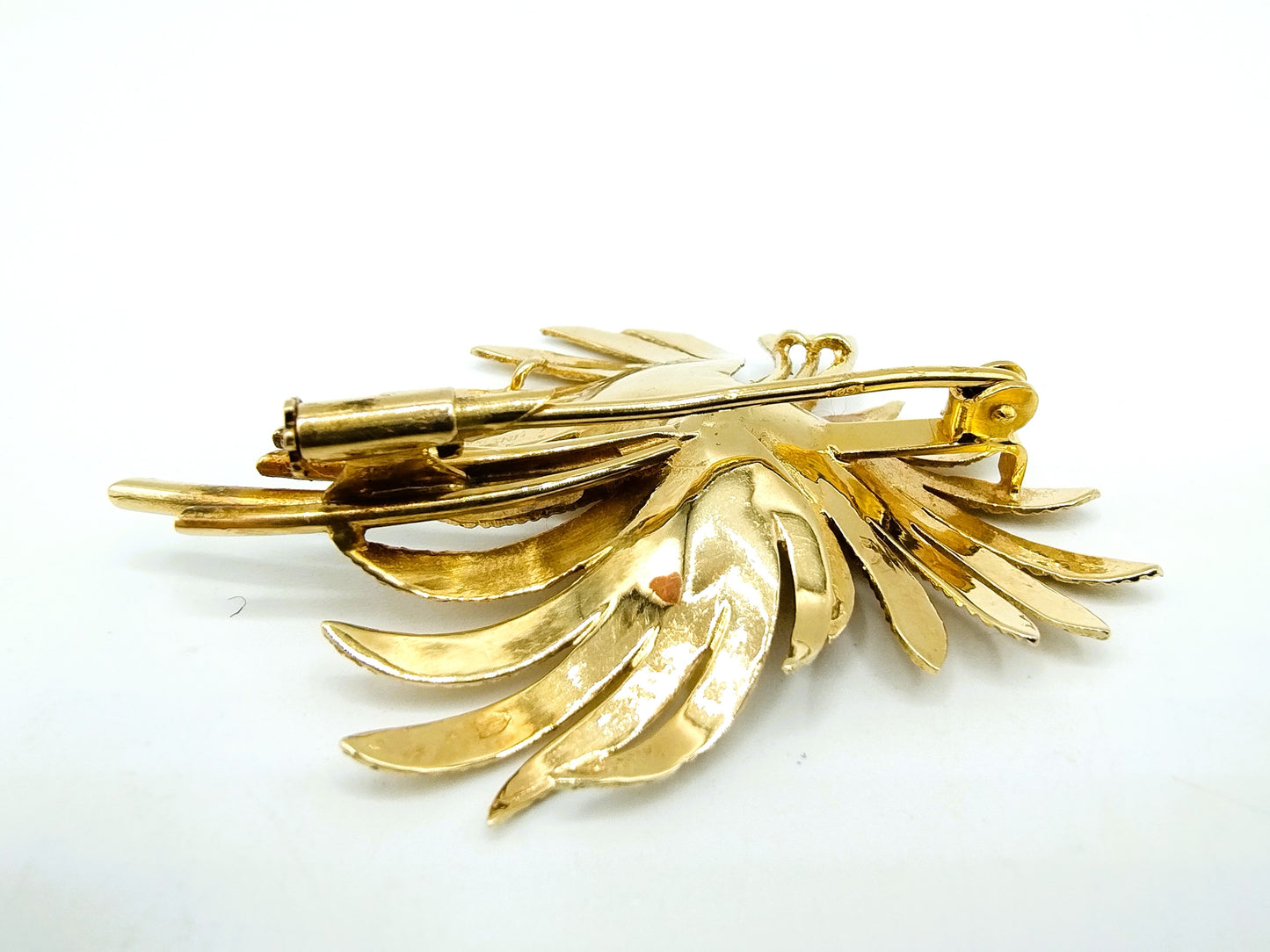 Gouden broche met 4 diamanten, 14 karaats.