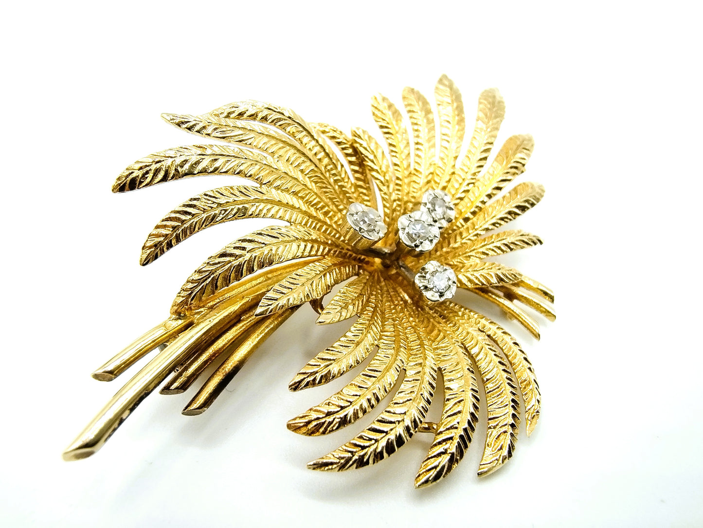 Gouden broche met 4 diamanten, 14 karaats.
