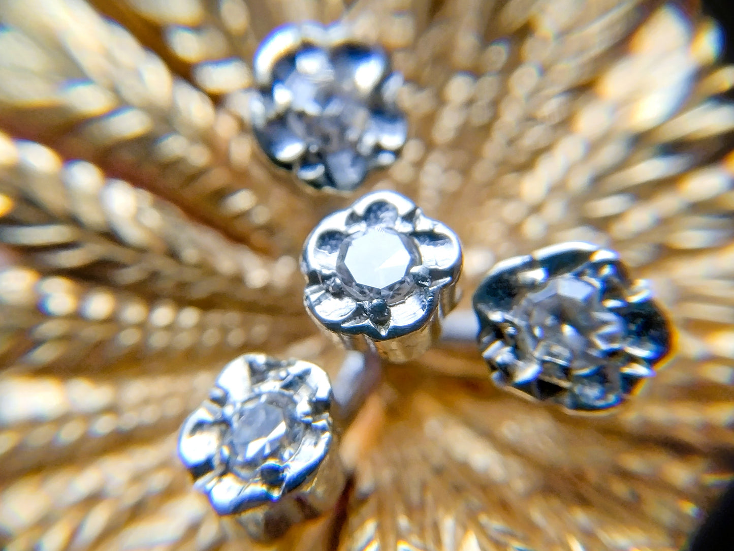 Gouden broche met 4 diamanten, 14 karaats.