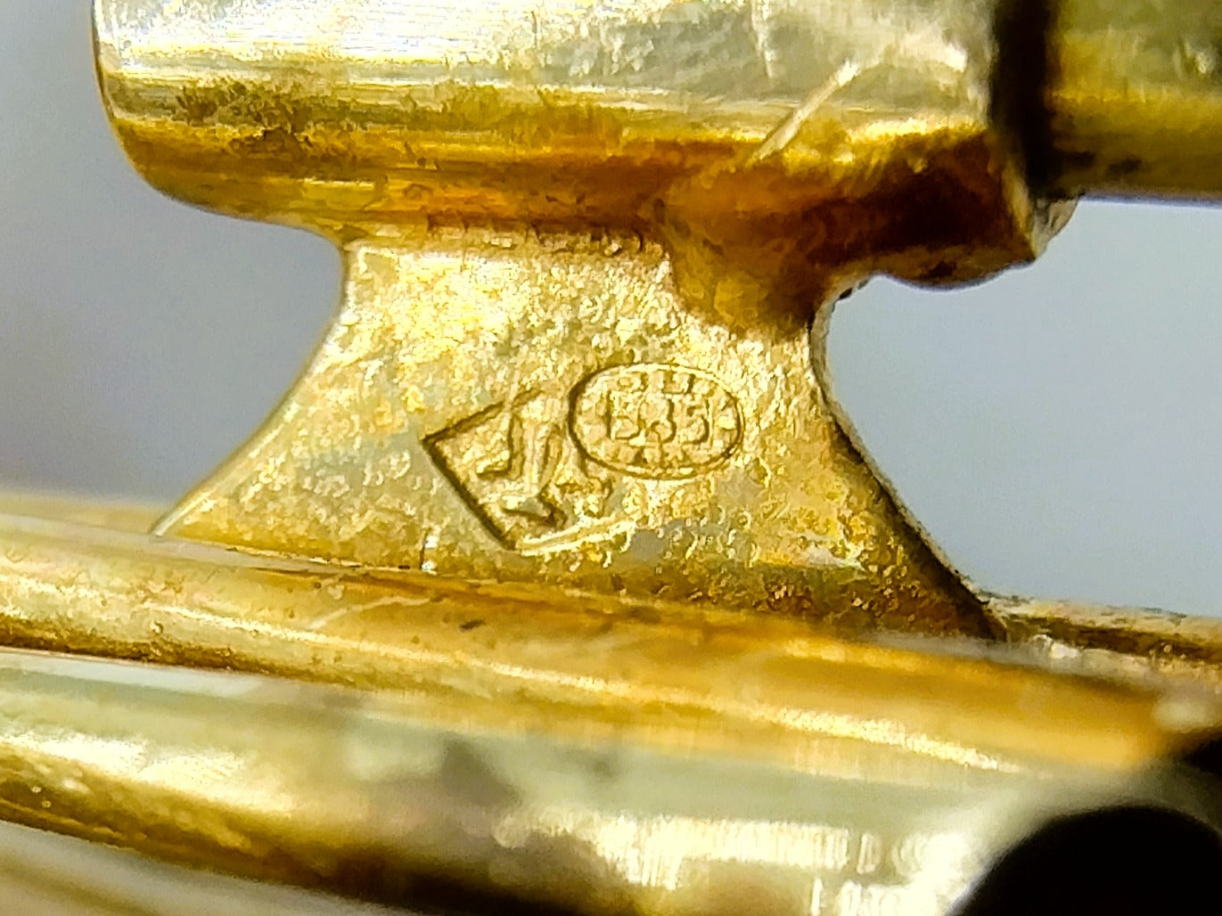 Gold brooch with 4 diamonds, 14 carat.