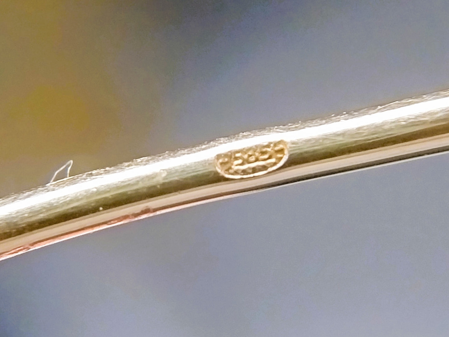 Gold brooch with 4 diamonds, 14 carat.