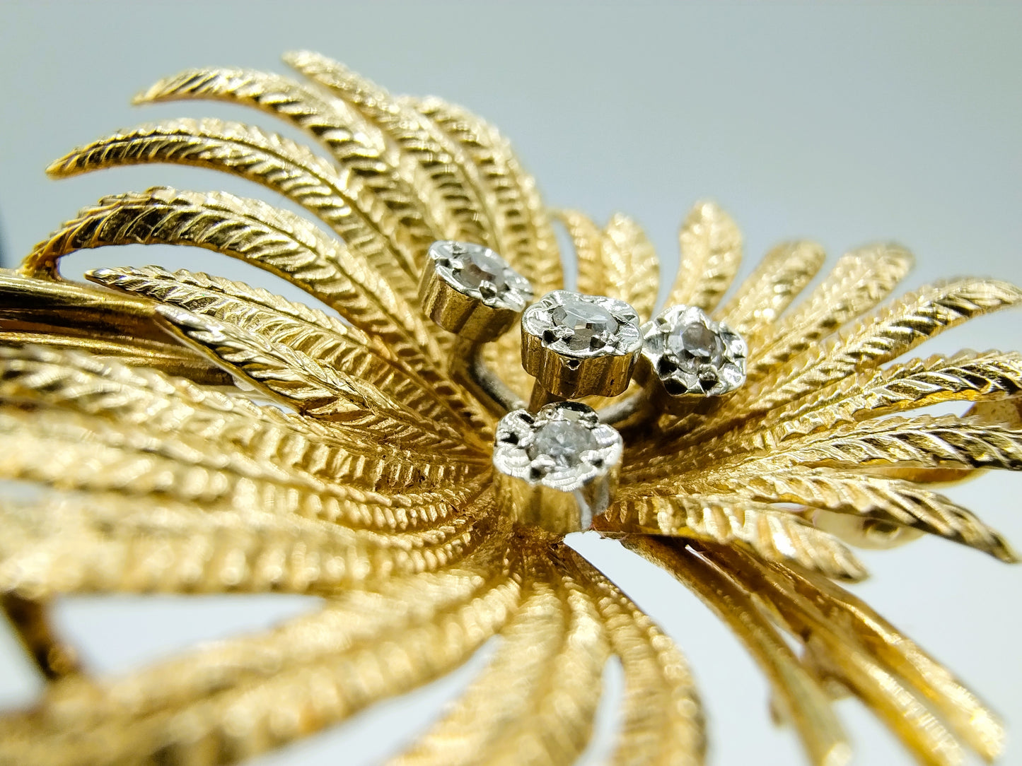 Gouden broche met 4 diamanten, 14 karaats.