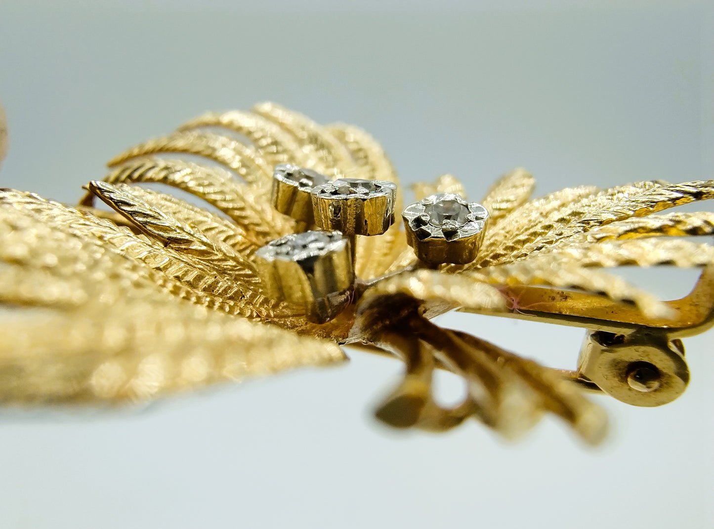Gouden broche met 4 diamanten, 14 karaats.