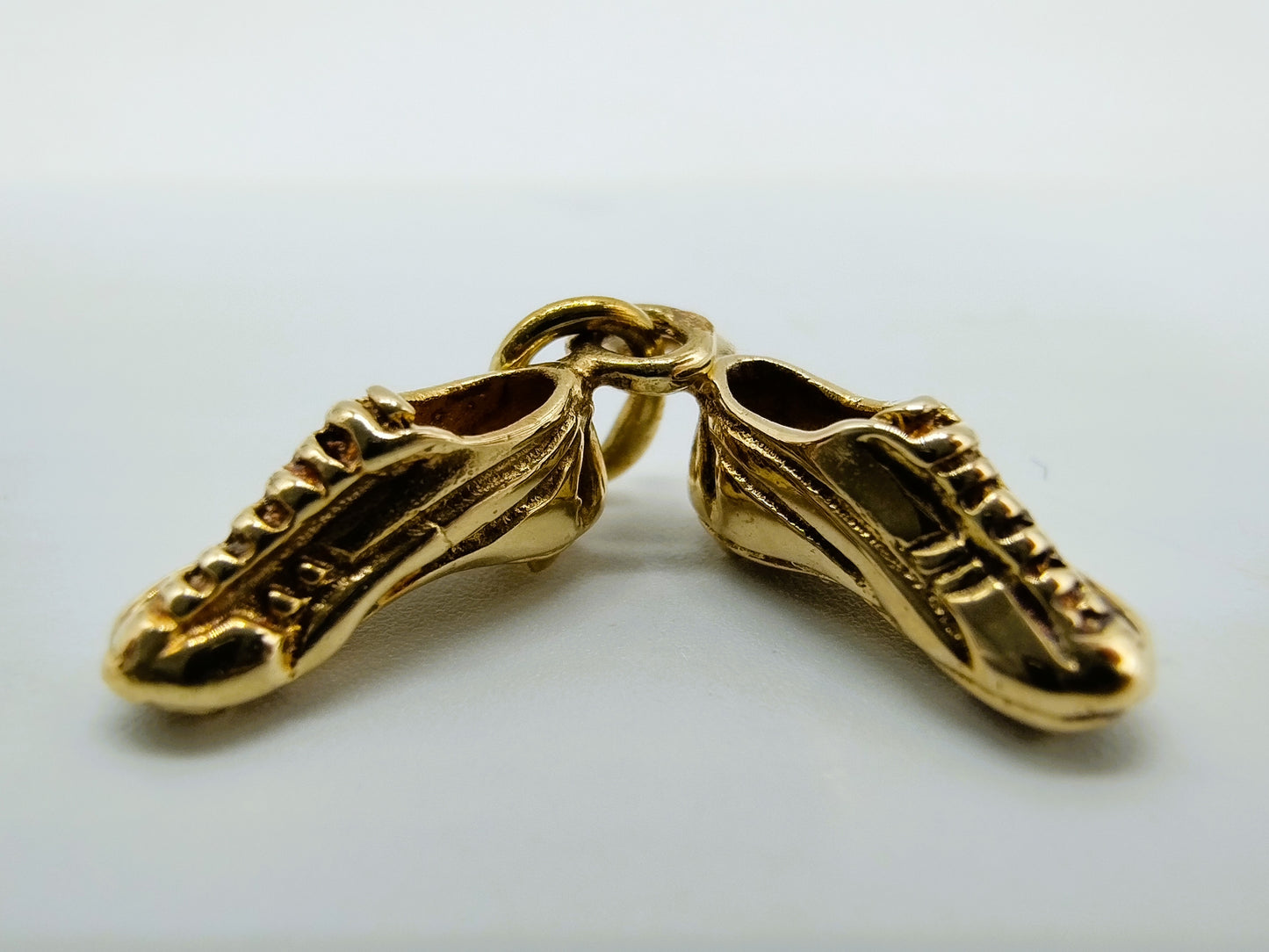 Goldanhänger mit Fußballschuhen, 14 Karat.