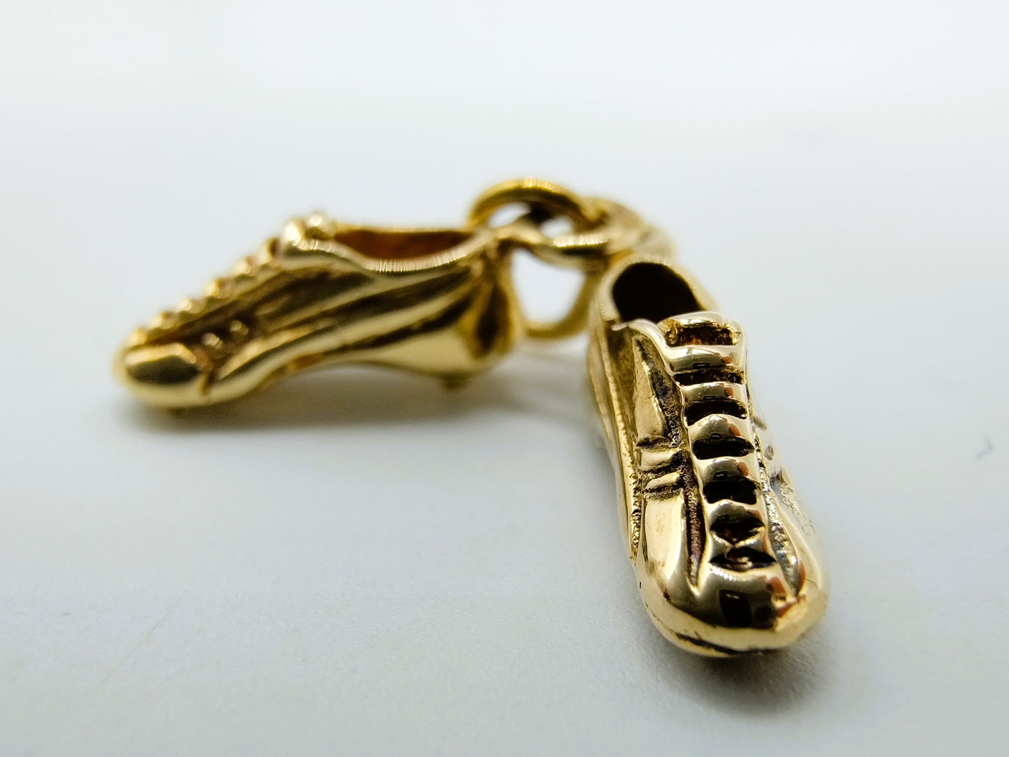 Goldanhänger mit Fußballschuhen, 14 Karat.