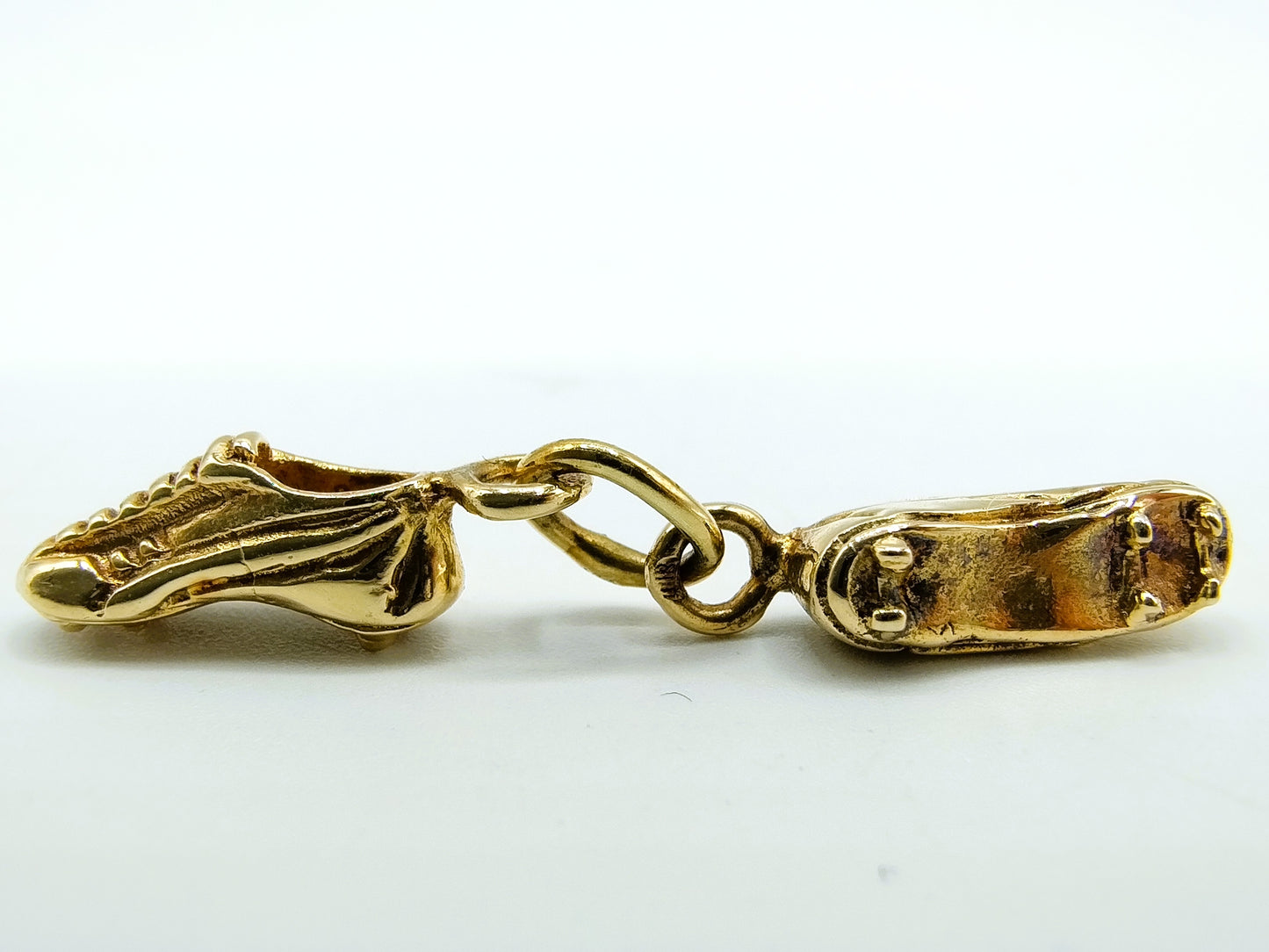 Goldanhänger mit Fußballschuhen, 14 Karat.
