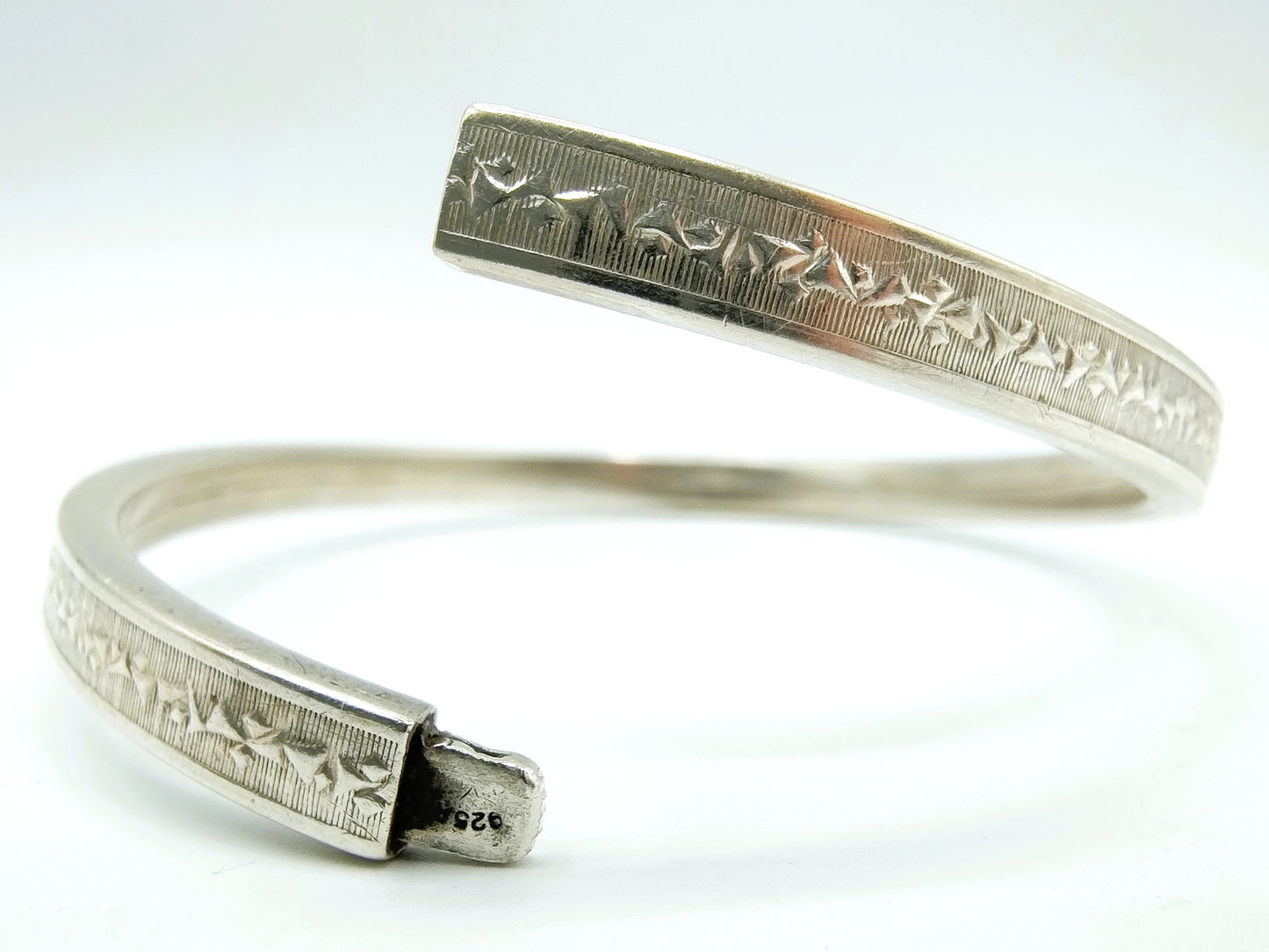Zilveren slavenarmband met bewerkte rand, Engeland