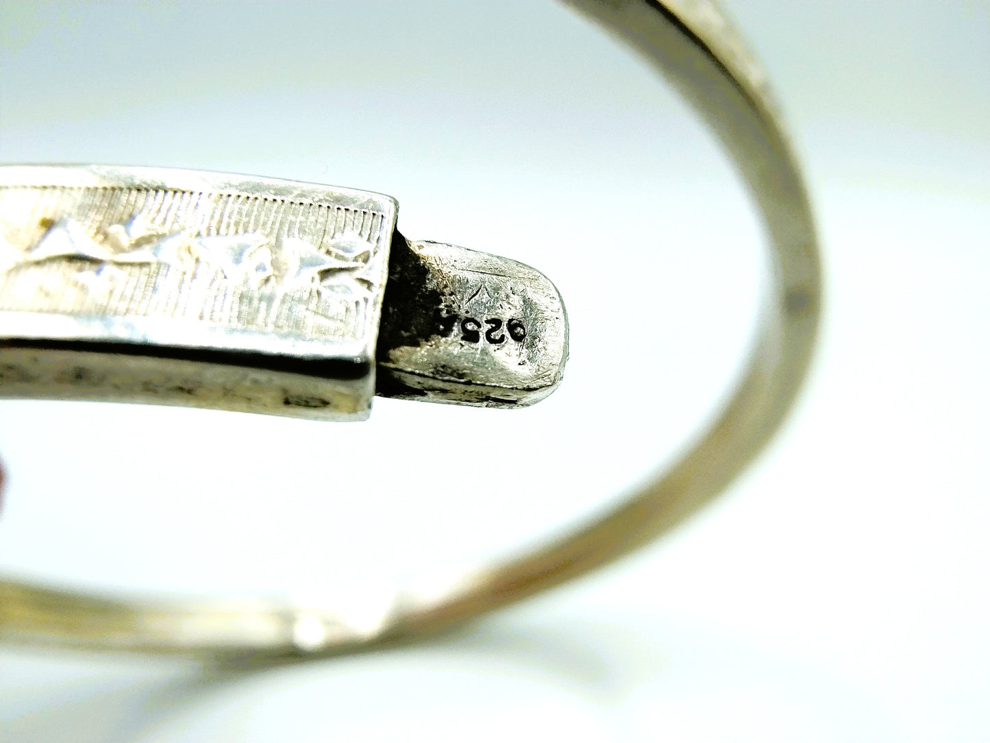 Zilveren slavenarmband met bewerkte rand, Engeland