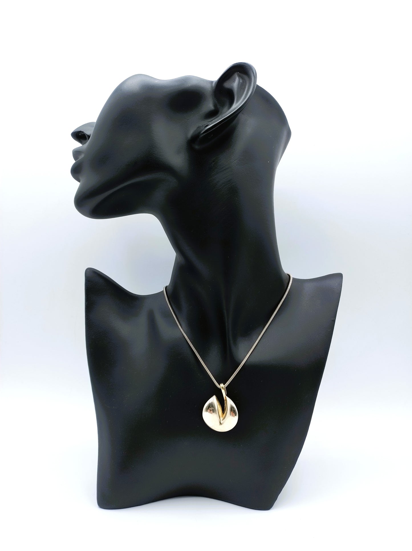 Silver snake chain with design pendant, 46 cm.